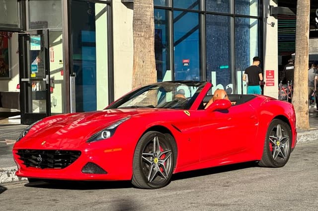 50-Minute Driving Tour: Explore Hollywood Sign in a Ferrari