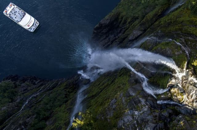 Milford Sound Premium Coach & Cruise from Queenstown with Lunch
