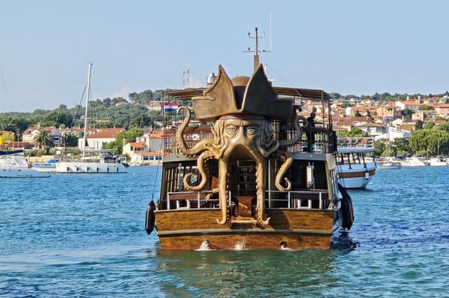 Medulin: All-Inclusive Kraken Boat Tour to Kamenjak Cave & Levan