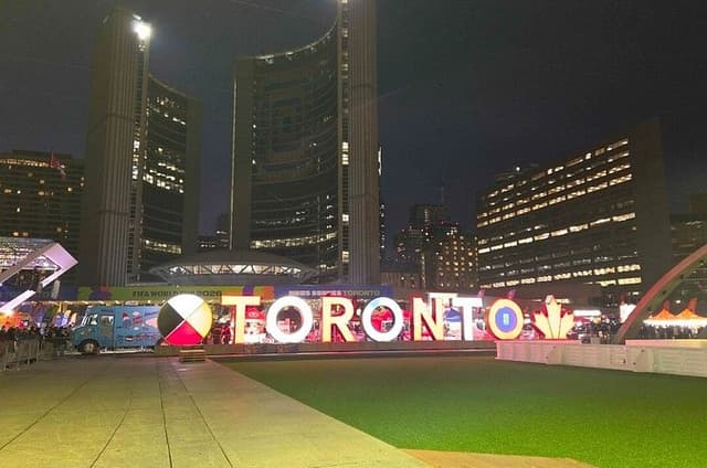 Solar Toronto Walking Tour with Lake Cruise