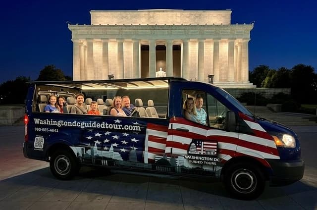 DC's Monuments Open-Air Sightseeing Day& Night Tour with Stops
