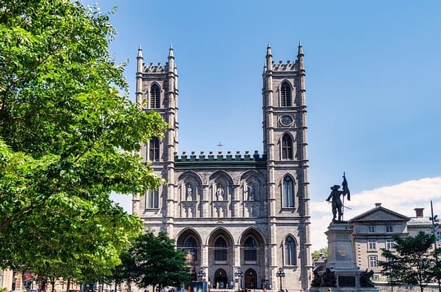 Montreal Science Centre and Notre Dame Basilica Private Tour