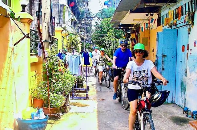 Bangkok Bike Tour: Chinatown, Flower Market & Turtle Feeding