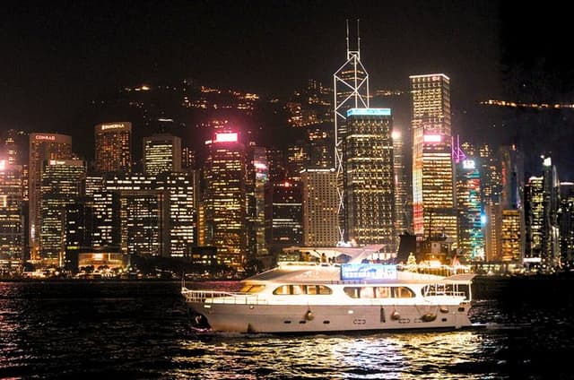 Victoria Harbour Yacht Night Cruise - DREAMER：Tourguide & Photos