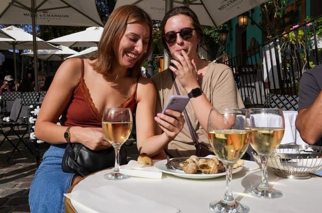 Paris Le Marais Food Tour with French Onion Soup, Cheese and Wine