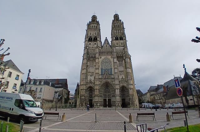 Tours: Private Walking Tour on Saint Martin and the Middle Ages