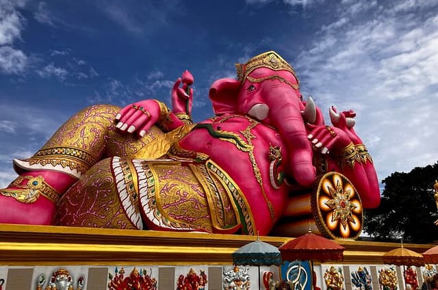 Bangkok: Pink Ganesha & Wat Paknam Half-Day Japanese Tour