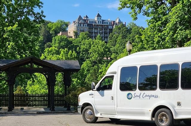 Eureka Springs Day Trip and Dinner Cruise