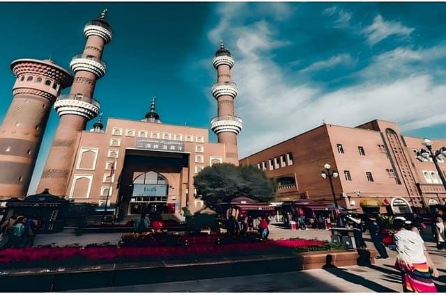 Northern Xinjiang Tour with Kanas Lake and Hemu