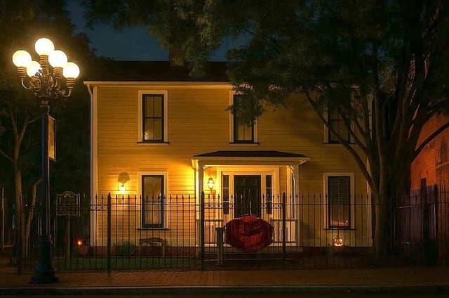 San Diego Gaslamp Ghosts and True Crime Walking Tour