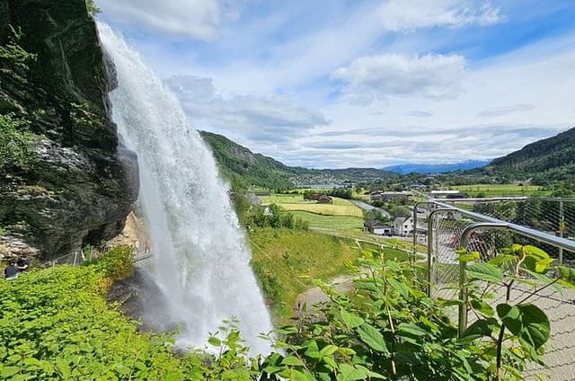 Private Bergen Hardangerfjord Full-Day, incl Cruise & Waterfalls