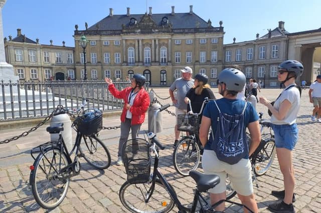3 hr Highlights Bike Tour - Native Guide - Incl. a Free Audiowalk