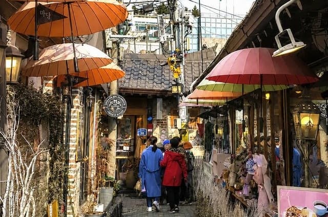 Seoul Private Local Tour: Gyeongbokgung, Seochon & Market Tour