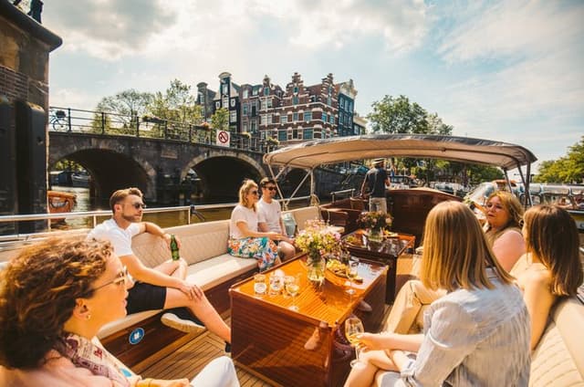 The Ultimate Amsterdam Canal Cruise - 2hr - Small Group with Drinks & Snacks