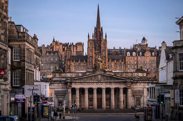 Edinburgh Full Day Tour with Edinburgh Castle (Small Group)