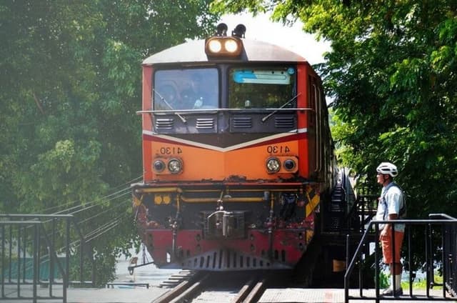 Morning Bike Tour in Kanchanaburi with Lunch & Historical Stops