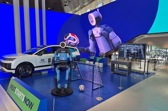 Hyundai Motorstudio, Hanok Village and Han River Private Tour