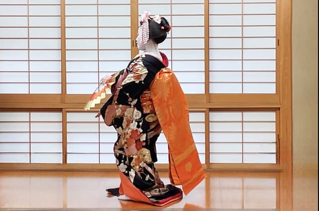 Kyoto Meet the Geisha Maiko with Gion Walking Tour