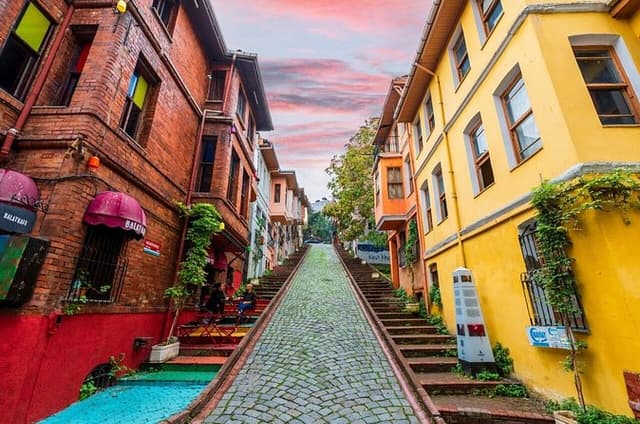 Istanbul City Walls, Chora Church and Fener-Balat Walking Tour