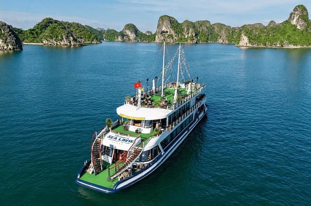Luxury Halong Bay Day Cruise with Buffet Lunch and Kayaking