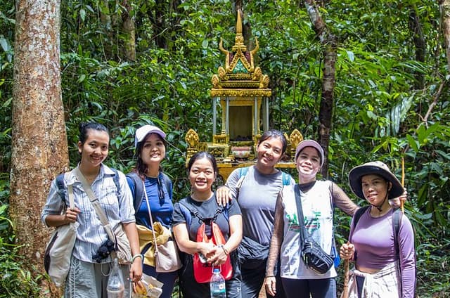 Jungle Hike to Kbal Spean -Holy River & Banteay Srei Private Tour