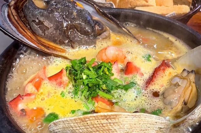 Santiago: Lastarria Food Tour with 5 Tastings and Ice Cream