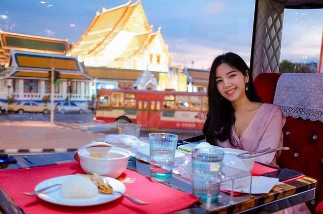 Bangkok Thai Bus Food Tour with City Sightseeing and Dinner