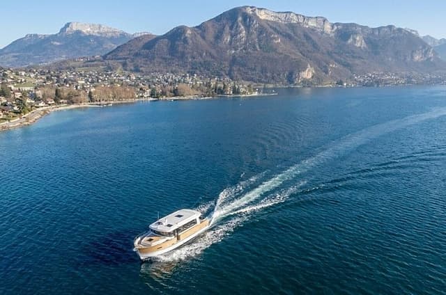 Annecy Old Town Walking Tour and 1 Hour Panoramic Lake Cruise