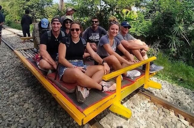 Battambamg Tour: Bambootrain, Killing cave, Bat Cave & Sunset