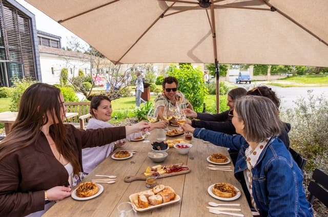 Graves & Saint-Emilion Wine Tour | 3 Châteaux & Gourmet Picnic