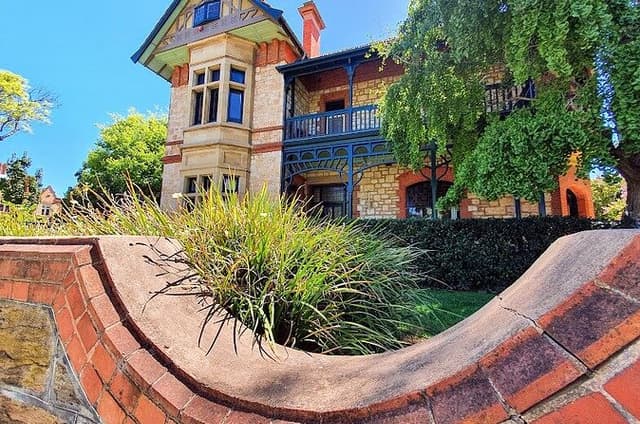 North Adelaide: Hills, Squares & Parklands Tour