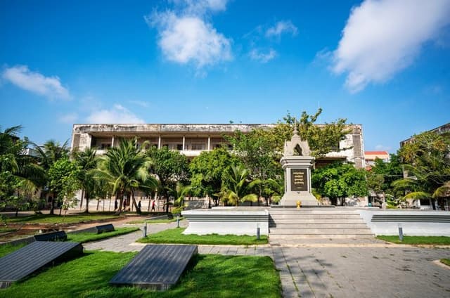 Phnom Penh History and Memorials Private Tour