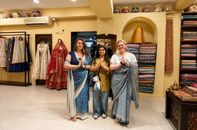 Delhi: Guided Shopping Tour With Female Expert Guide