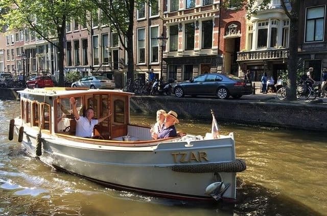 Amsterdam 2 Hour Private Boat Tour with Pizza and Welcome Drinks