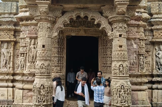 All Inclusive Sun Temple and Rani Ki Vav Trip from Ahmedabad