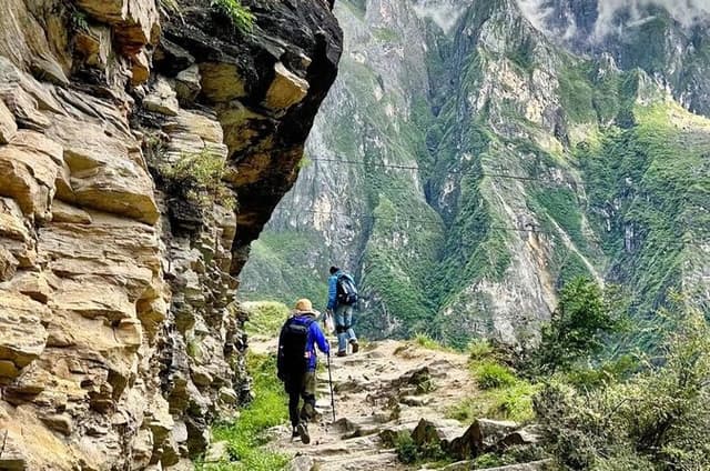 Private Tour from Lijiang to Tiger Leaping Gorge & Ancient Town