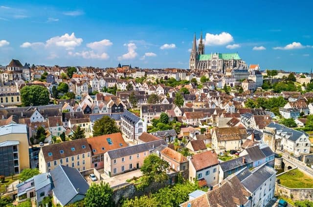 Hello Chartres: Private 2-Hour Intro City Walk with Local Guide