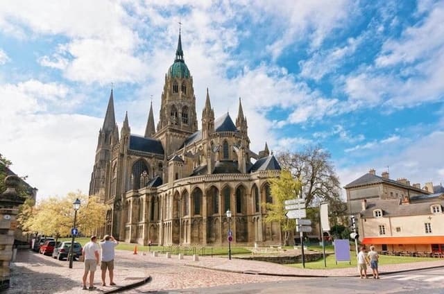 Hello Bayeux: Private 2-Hour Intro City Walk with Local Guide