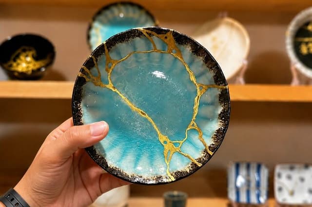 Kyoto Traditional Kintsugi Workshop in Gion with Gold Repair Art