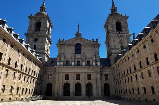 Private Tour El Escorial and Segovia From Madrid with Official Guide