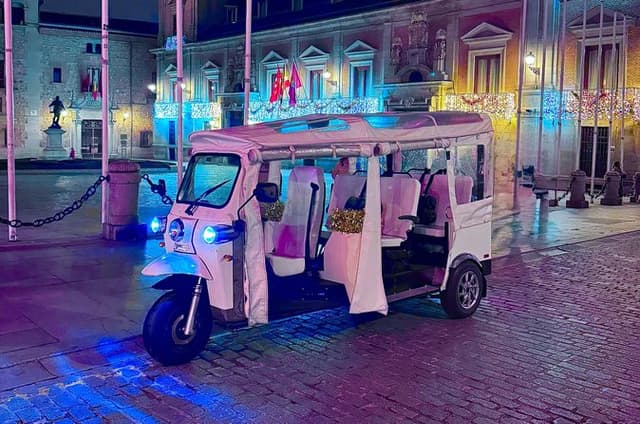 Christmas in Madrid: Light Tour with Carols in Tuk Tuk
