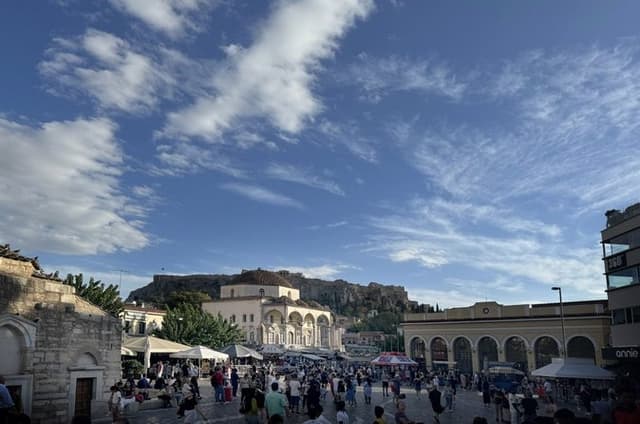 Athens Center Walking Tour with Plaka and Local Market