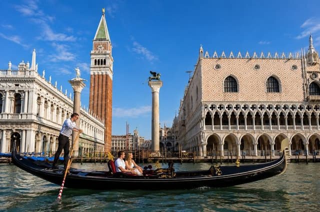 Venice: Private Romantic Gondola Ride under the Bridge of Love