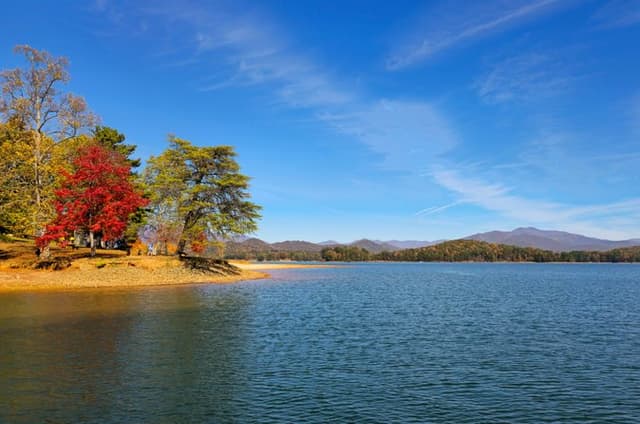 Private Fall Foliage Cruise Experience in Lake Chatuge