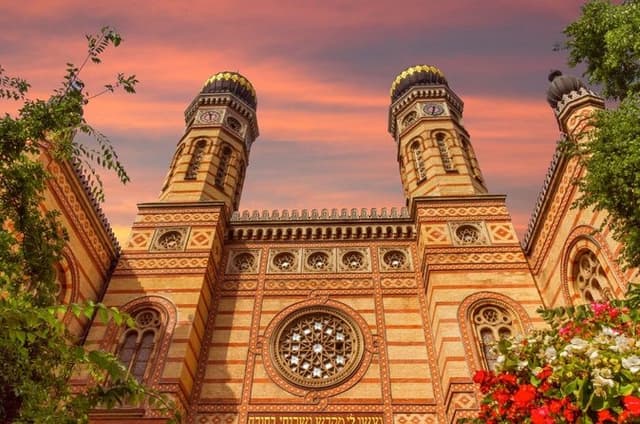 Dohány Synagogue in Budapest and Guided Tour