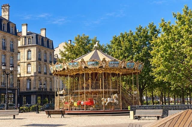 Bordeaux Walking Tour with Sweet Treat Tastings
