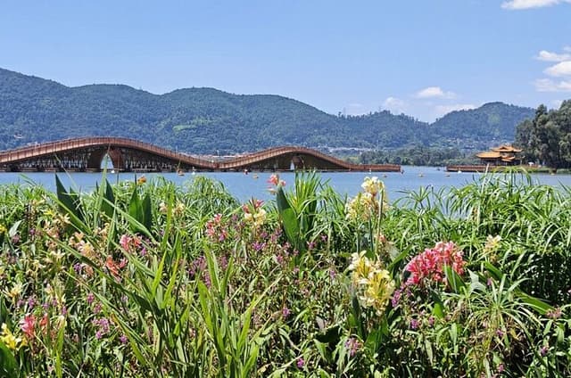 Half Day Kunming Dian Lake Cycling Trip