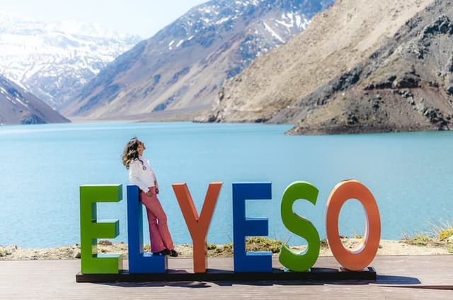 Santiago: El Yeso Reservoir, Laguna Hike, Brunch and Chocolate