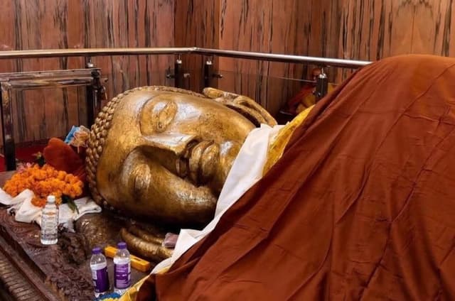 Private Guided Kushinagar Tour with Mahaparinirvana Temple