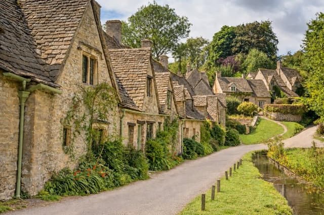 From London: Shakespeare's Stratford & Cotswolds Small-Group Tour